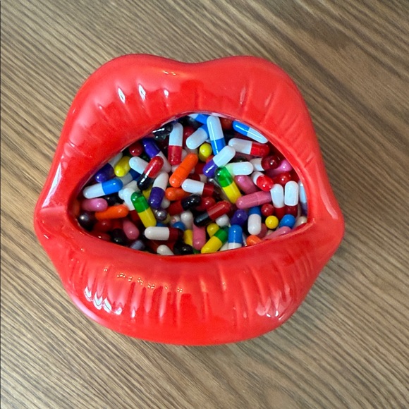 Red Lip-Shaped Candy Dish - Picture 1 of 3